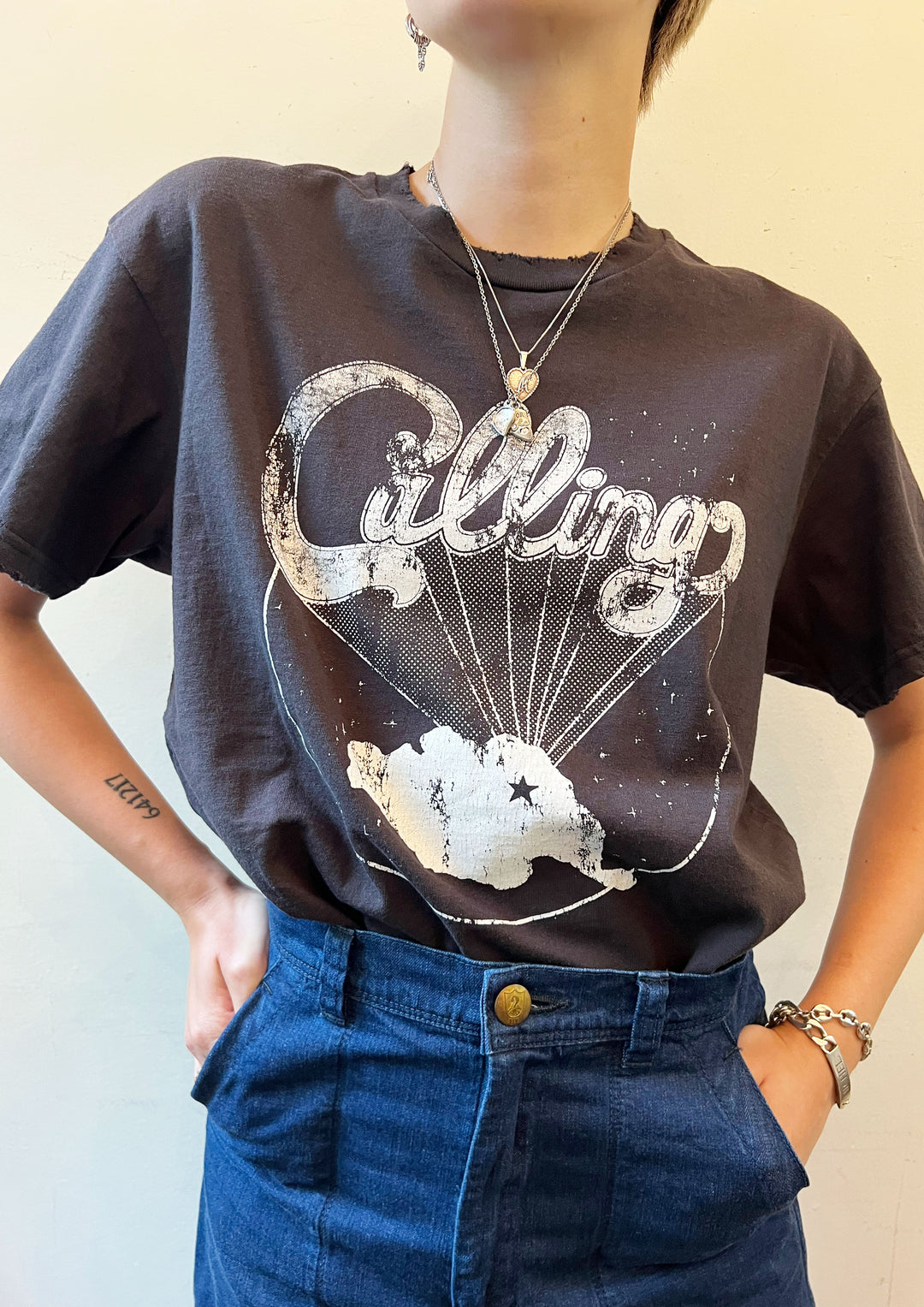 トップス OSHIMA REI CALLING ROCK T-SHIRT OSHIMA REI オオシマレイ | Calling ロックTシャツ | MACHU PICHU SHOP